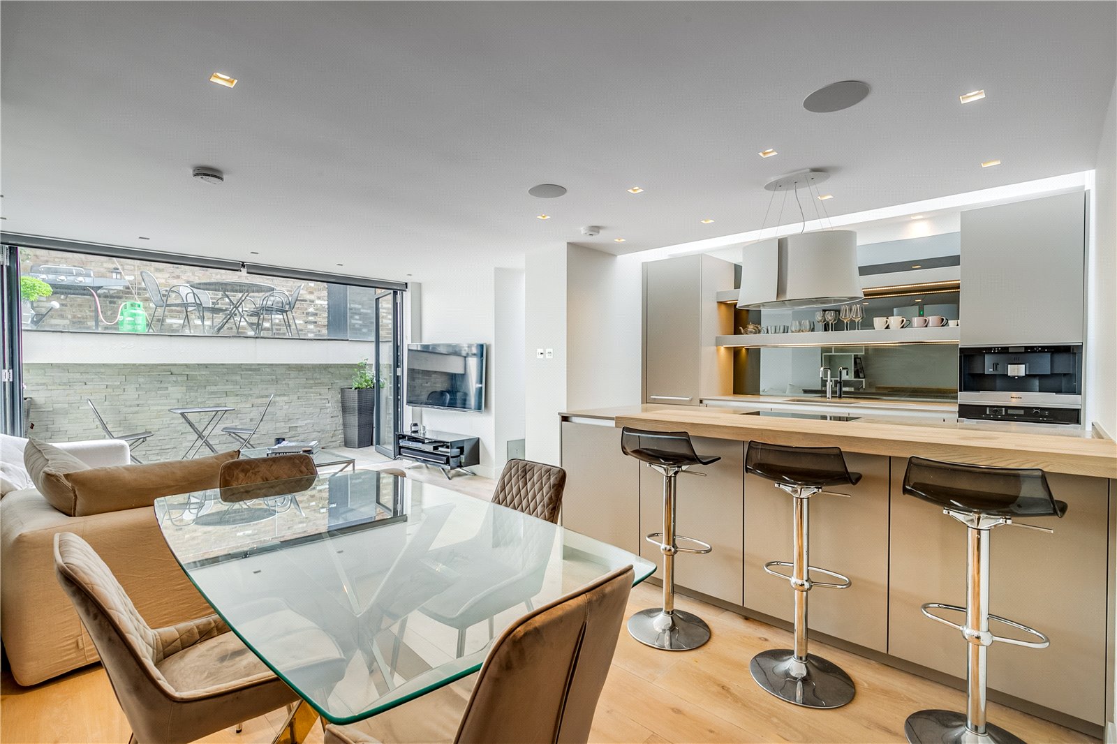A superbly located Chelsea apartment