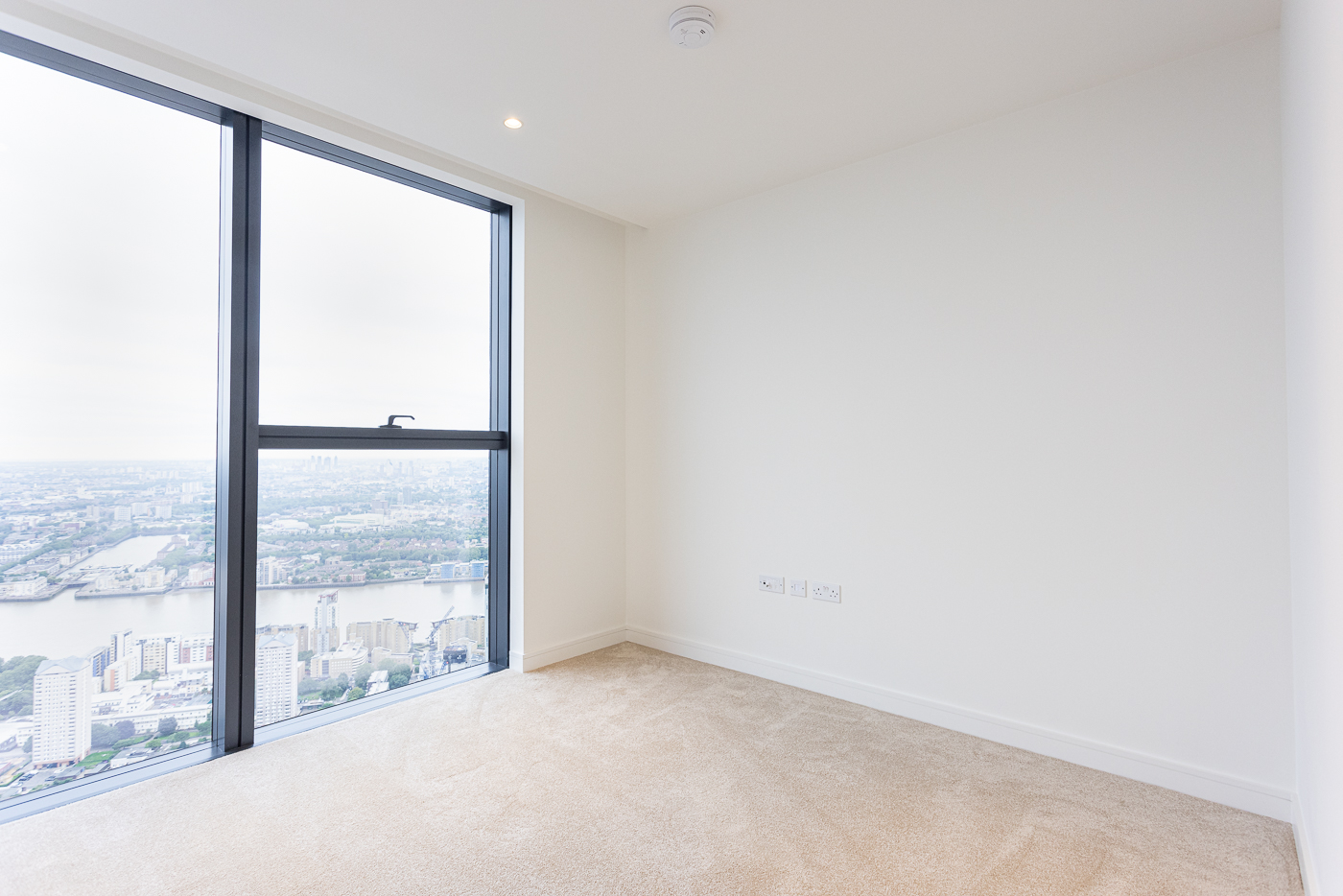 2 bedrooms apartments/flats to sale in Marsh Wall, Canary Wharf, London-image 4