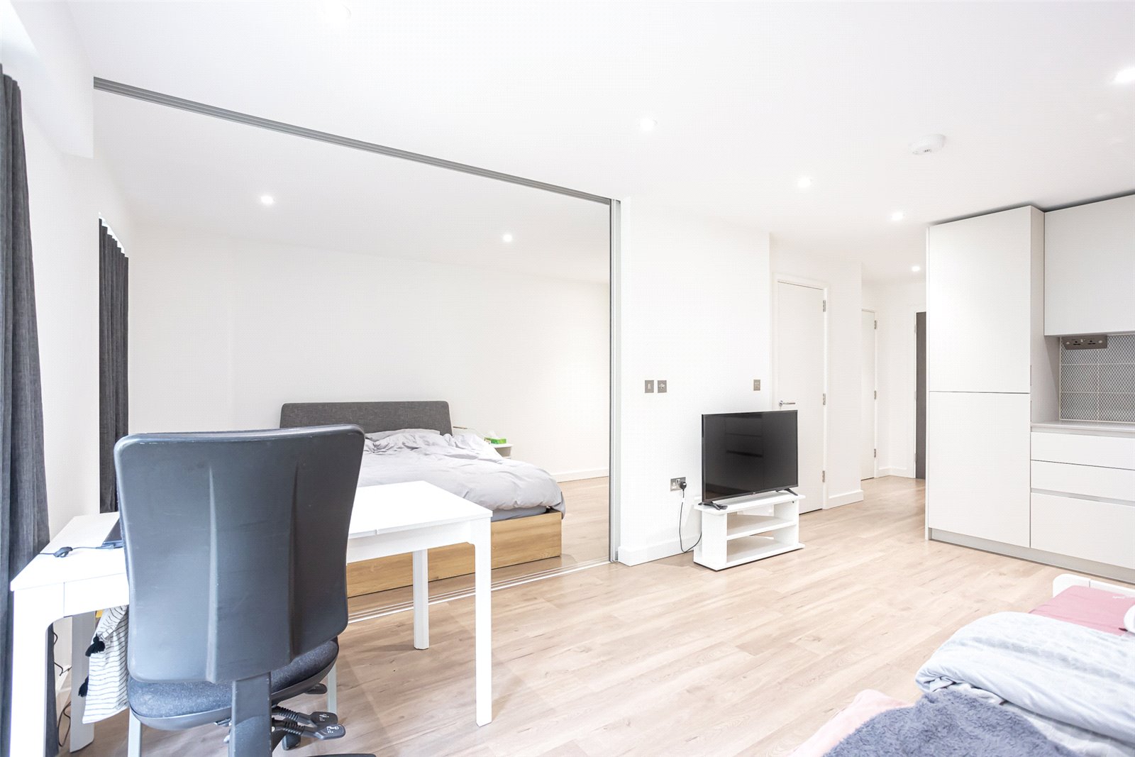 1 bedroom apartments/flats to sale in Castleton House, 26 Aerodrome Road, London-image 8